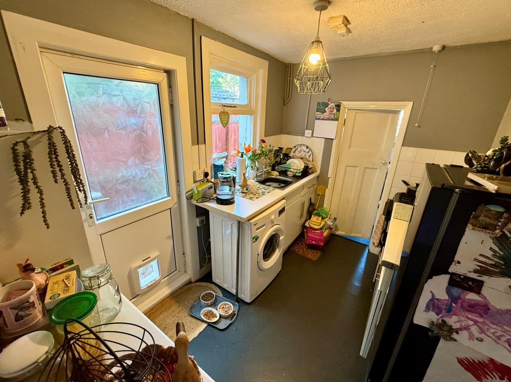 Lot: 89 - THREE-BEDROOM HOUSE FOR INVESTMENT - Kitchen